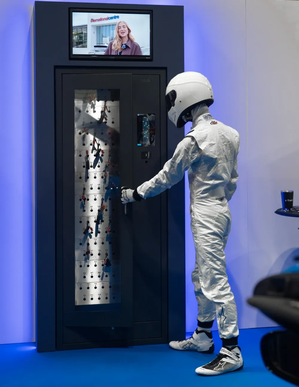 stig-opening-door
