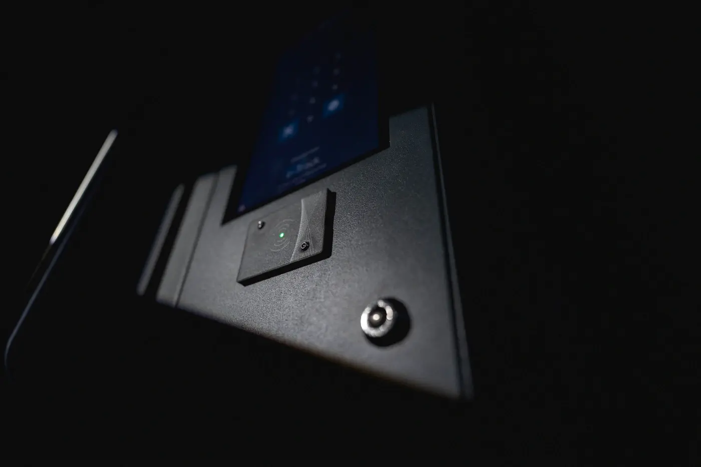 e-Track cabinet touchscreen and RFID reader