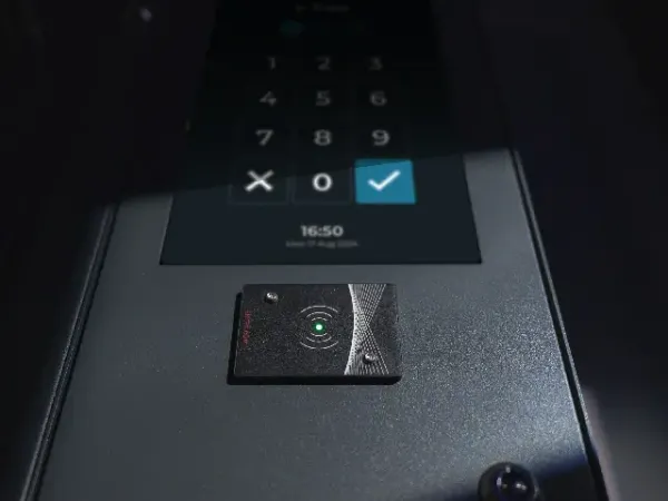 e-Track Cabinet Touchsceen